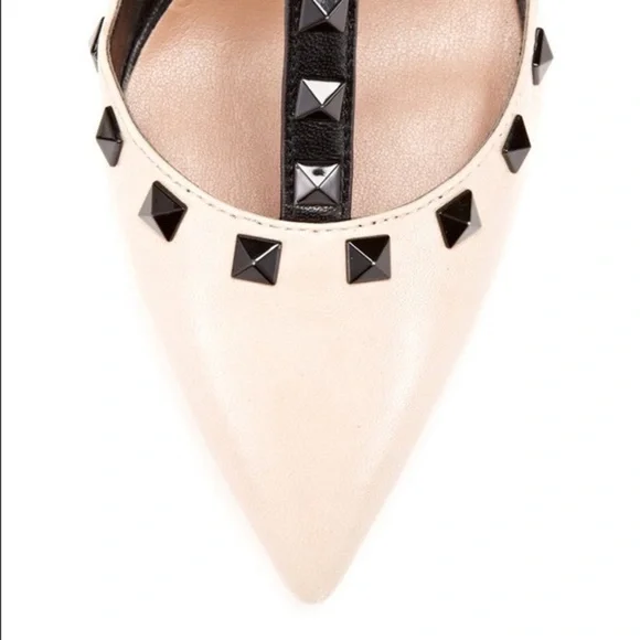 🎊2HP🎊 studded mid-heel pump from Renvy. Size 6.